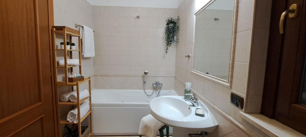 Regina Ciclarum Suite Фиумичино Екстериор снимка
